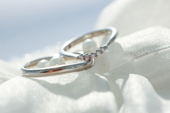 婚約指輪と結婚指輪の違いとは？