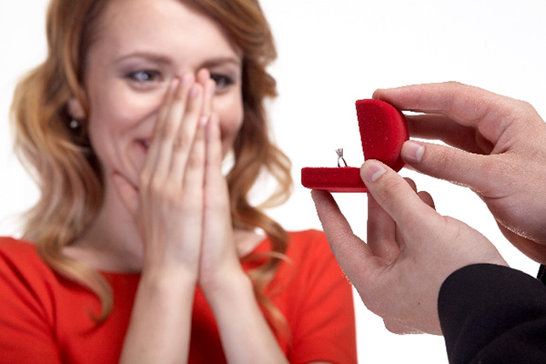 プロポーズは「箱ぱか」されたい！婚約指輪にまつわる女性の夢とは？