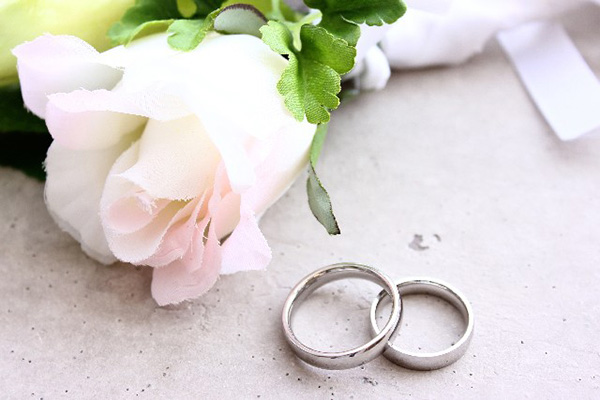結婚指輪の素材として人気の高いプラチナ。ゴールドやシルバーに比べると変色しにくく丈夫なことで知られていますが、実はプラチナにも「純度」というものがあります。