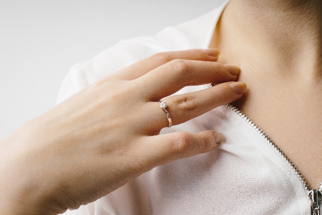 婚約指輪を嵌める指について