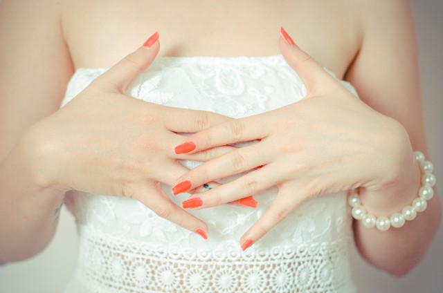 結婚指輪とドレスのグローブ