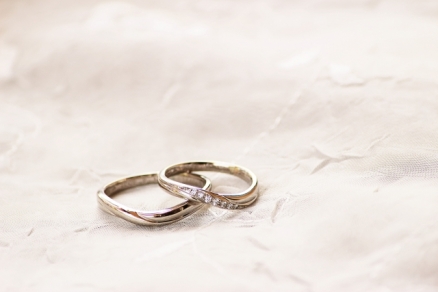 傷つきにくい素材の結婚指輪