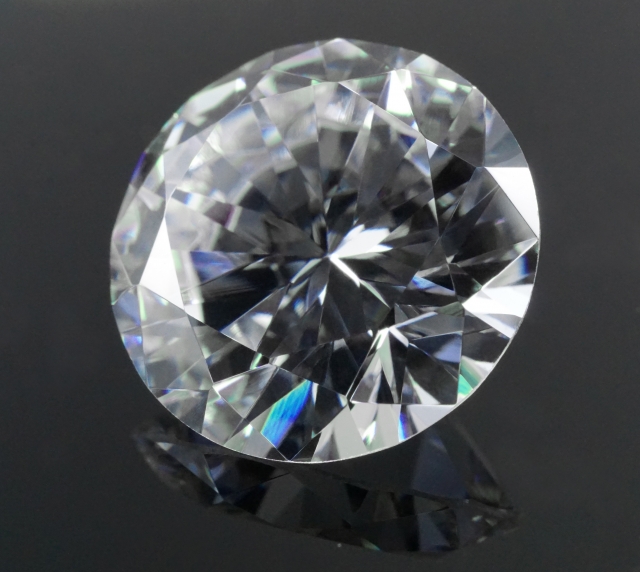 婚約指輪を購入する前に知っておきたい、ダイヤモンドの蛍光性